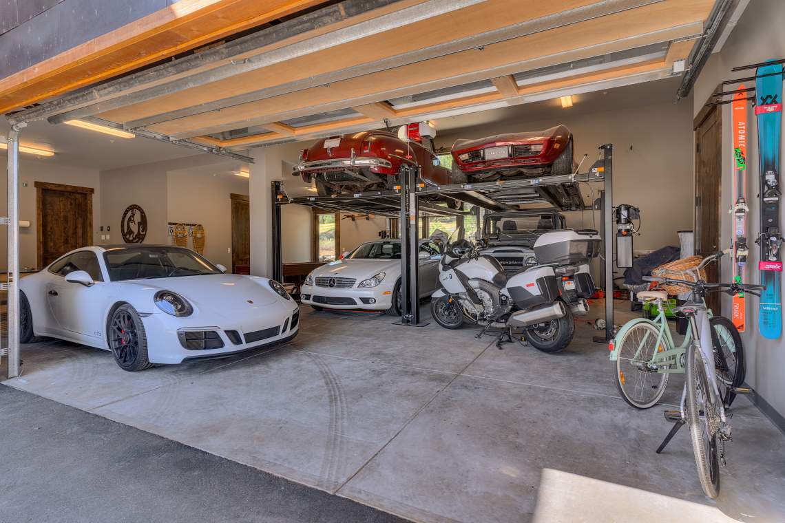 1_9328-Heartwood-Dr-Truckee-CA-print-003-007-Garage-with-Lift-4200x2801-300dpi